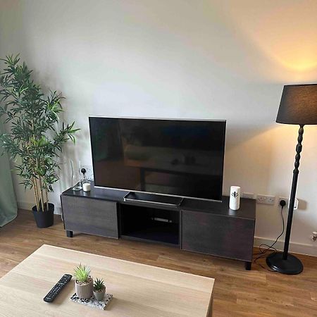 Entire 2 Bedroom Flat Londra Esterno foto