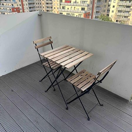 Entire 2 Bedroom Flat Londra Esterno foto