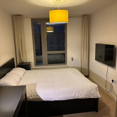 Entire 2 Bedroom Flat Londra Esterno foto