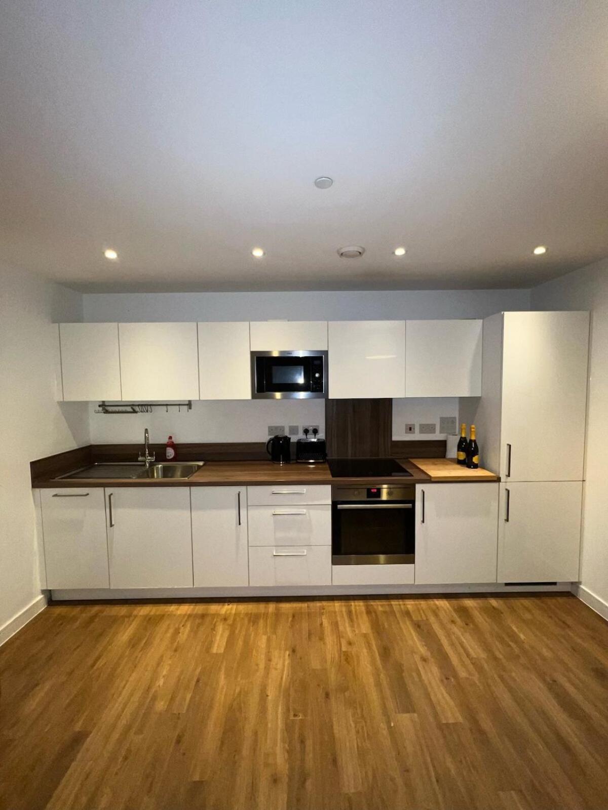 Entire 2 Bedroom Flat Londra Esterno foto
